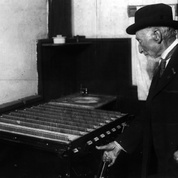 Immigrant man voting in 1912