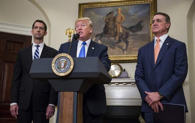 Senador Tom Cotton (R-AR), Presidente Donald Trump, y Senador David Perdue R-GA)